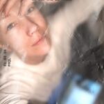 Darya Moroz Instagram - Примерно так сейчас выглядит моя реальность: в ней очень много печатных букв и очень мало внешнего мира;)) Редкие вылазки-скорее рабочая необходимость,а работать за компом в стенАх собственного дома-радость;)) Пока так. Разработка новых проектов требует тишины и концентрации. Посмотрим,что из этого получится🤞🏻 #dariamoroz #actress #producer #showrunner #filmdirector