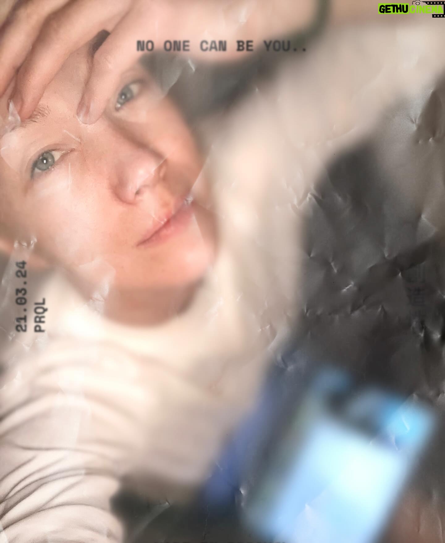 Darya Moroz Instagram - Примерно так сейчас выглядит моя реальность: в ней очень много печатных букв и очень мало внешнего мира;)) Редкие вылазки-скорее рабочая необходимость,а работать за компом в стенАх собственного дома-радость;)) Пока так. Разработка новых проектов требует тишины и концентрации. Посмотрим,что из этого получится🤞🏻 #dariamoroz #actress #producer #showrunner #filmdirector