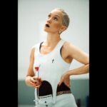 Darya Moroz Instagram - Мы начали #житьжизнь🦋 #второйсезон эксклюзивно для @start.ru разумеется 🖤 «У руля»,в этом сезоне Михаил Вайнберг🫶🏻 Обещаю,будет жарко☄️ #dariamoroz #actress #producer #showrunner #filmdirector