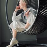Darya Moroz Instagram - Сначала я долго сижу и размышляю, достаточно ли тепло, чтобы выйти на улицу без верхней одежды;))) А потом…вуаля!!😚 Конечно же, мне, как и многим, хочется на природу-слушать птиц и дышать воздухом. Но и в городской суете я стараюсь замечать маленькие, простые и доступные радости, который дают силу и энергию🧚‍♂️🌞 Делаю шаг за порог, смотрю на солнце и получаю удовольствие даже от короткой прогулки! Особенно приятно гулять в комфортной и стильной обуви ECCO😍 #dariamoroz #actress #producer #showrunner #filmdirector