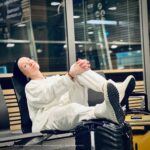 Darya Moroz Instagram - Путешествие-это редкая в моей жизни роскошь из-за постоянной работы, поэтому для меня важно, чтобы оно принесло максимум позитива! Вопреки всем зимним стереотипам, я путешествую в белом! И у меня не только белый костюм,но и офигительные полуботинки ecco, в которых мне супер-удобно и комфортно-красиво!🖤 #глазамидочери erid:2SDnjeQn2dW Реклама. Рекламодатель - ООО «ЭККО-РОС»