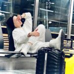 Darya Moroz Instagram - Путешествие-это редкая в моей жизни роскошь из-за постоянной работы, поэтому для меня важно, чтобы оно принесло максимум позитива! Вопреки всем зимним стереотипам, я путешествую в белом! И у меня не только белый костюм,но и офигительные полуботинки ecco, в которых мне супер-удобно и комфортно-красиво!🖤 #глазамидочери erid:2SDnjeQn2dW Реклама. Рекламодатель - ООО «ЭККО-РОС»