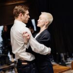 Darya Moroz Instagram - Мне кажется,сегодня всем нужны #обнимашки🤗 Это backstage #доипосле🎬🎥 Вот так мы проводили каждый день и прощались после смены! Мы сняли кино,в котором любовь это главное чувство: в кадре и вне его! Количество поддержки и любви,которое я получила от коллег и группы,в период съемок-бесценно!! Думаю,зритель это тоже увидит! Уже скоро на @okkomovies #loveyouguys❤️ #dariamoroz #actress #producer #filmdirector