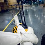 Darya Moroz Instagram - Путешествие-это редкая в моей жизни роскошь из-за постоянной работы, поэтому для меня важно, чтобы оно принесло максимум позитива! Вопреки всем зимним стереотипам, я путешествую в белом! И у меня не только белый костюм,но и офигительные полуботинки ecco, в которых мне супер-удобно и комфортно-красиво!🖤 #глазамидочери erid:2SDnjeQn2dW Реклама. Рекламодатель - ООО «ЭККО-РОС»