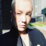 Darya Moroz Instagram - На улице солнце,на носу премьера,на груди Платон🤌🏻 Настроение сУрьезное,стопятьдесятое дыхание ждём-с! 🤞🏻 #dariamoroz #actress