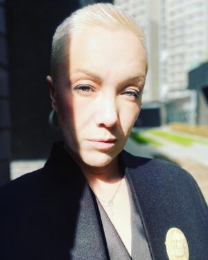Darya Moroz Instagram - На улице солнце,на носу премьера,на груди Платон🤌🏻 Настроение сУрьезное,стопятьдесятое дыхание ждём-с! 🤞🏻
#dariamoroz #actress