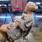 Darya Moroz Instagram - Эээ…тут у меня личный ассистент появился.. Броня зовут. Очень любит кинопробы😂 Да простят меня артисты🤦🏻‍♀️😚 #foto by @k.i.n.o.f.a.c.e 📸 #produced by @jylliett 😍 #ilovefrenchbulldogs🐾♥️