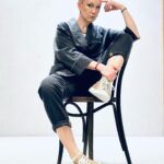 Darya Moroz Instagram - Уже послезавтра наступает календарная весна…и я впала в задумчивость, когда, интересно наступит весна настоящая, реальная…🙄🌞Очень уже хочется тепла, солнца, надевать легкую одежду и красивую обувь. Тем более,мои новые кеды ECCO уже вовсю просятся на улицу, а они бежевые, кожаные, не для снега…😋🤌🏻Весна приходи скорее!🧚‍♂️ #foto by #дочьдочь♥️ @anna.konbog75