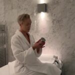 Darya Moroz Instagram - Когда я надеваю что-то розовое, то всегда говорю: «Мне 40, а я все еще в розовом!» На что одна моя подруга как-то заметила: «Никому не говори… что ты в розовом»;))) Так вот, девочки, сегодня я о том, что, кроме дружбы и классного настроения, помогает нам оставаться молодыми, свежими и сияющими! Конечно грамотный уход за кожей лица 😚 На днях я познакомилась с парижской маркой @orlane_paris которая вот уже почти 80(!!) лет служит КРАСОТЕ. Главные ценности бренда Orlane Paris– инновации и любовь к жизни, поэтому я стала его поклонницей!😍 Представьте себе: за баночкой крема от #orlane_paris выстраивались очереди! Дамы записывались в лист ожидания за год и даже 2, а иногда даже скидывались втроем-вчетвером, чтобы получить заветный эликсир красоты, в основе которого - уникальный комплекс B21! 🧚♂️ Сейчас, конечно, все гораздо проще: обновленная коллекция B21 Extraordinaire с экстрактом стволовых клеток органического голубого ириса и предназначенная для женщин 30-45 лет, представлена в @letoile_official 😍🙌🏻. B21 Extraordinaire стимулирует производство коллагена и эластина, повышает плотность кожи, защищает от внешних агрессивных факторов, уменьшает возрастные изменения и пигментные пятна, делает кожу лица более упругой, мягкой, гладкой, сияющей. Рекламодатель ООО «Алькор и Ко». ИНН 7729265128 erid: 2VSb5yYJRTe
