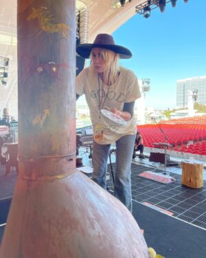 Daryl Hannah Instagram - make
art
not
war

touching up the horses I painted for the stage 🎶🖤