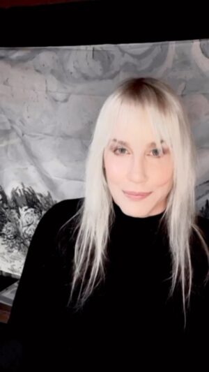 Daryl Hannah Instagram - PLEASE 
make your voices heard 
Water is Still Life 💧
Go to lakota.law/dapl 
to submit your comments today!
Let’s shut down this ill conceived pipeline!!!
@lakotalaw & link in bio too
☮️💜