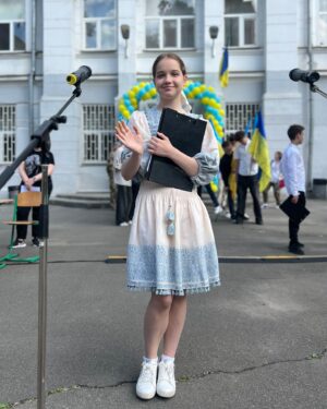 Daryna Trehubova Instagram - Життя триває.

Тепер, коли чутиму цю фразу - буду згадувати сьогоднішній ранок.
Останній дзвоник, який моя Поля вела у школі. Як і я раніше) у цій же школі) 

Тільки цей день тепер відчувається інакше. Тому що ці діти знають те, чого не знали ми. І бачать те, чого ніколи б не повинні були бачити.
Раніше не було стільки сліз - на виносі прапорів, на хвилині мовчання, на виконанні гімну, на прощанні з випускниками. 
Ми всі стали дорослими за ці два роки. Наші діти також… Безтурботності більше не відчувається. Але життя триває.

Донечко, пишаюся тобою❤️
(Відео буде в сторіз)