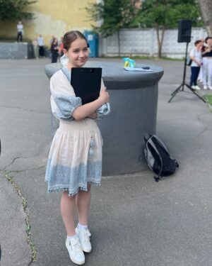 Daryna Trehubova Instagram - Життя триває.

Тепер, коли чутиму цю фразу - буду згадувати сьогоднішній ранок.
Останній дзвоник, який моя Поля вела у школі. Як і я раніше) у цій же школі) 

Тільки цей день тепер відчувається інакше. Тому що ці діти знають те, чого не знали ми. І бачать те, чого ніколи б не повинні були бачити.
Раніше не було стільки сліз - на виносі прапорів, на хвилині мовчання, на виконанні гімну, на прощанні з випускниками. 
Ми всі стали дорослими за ці два роки. Наші діти також… Безтурботності більше не відчувається. Але життя триває.

Донечко, пишаюся тобою❤️
(Відео буде в сторіз)