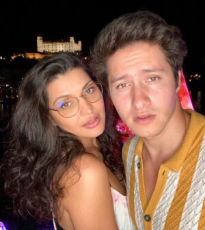 Dáša Šárközyová Instagram - 🖤 Dakujem, ze ma milujes🥹.. ze mi ukazujes, ze stojim za to, aby som bola lubena.. presne taka, aka naozaj som.. Moja dusa ta potrebovala a cakala na teba cely zivot❤️.. Moje vsetko💎.. @tonyporucha #love #forever