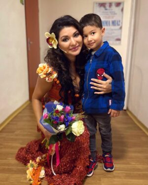 Dáša Šárközyová Instagram - 🥰 Toto moje kuriatko vcera konecne prvykrat videlo maminku ako Moanu😍✨.. Vraj sa mu pacila najviac zo vsetkych🥹.. Milujem❤️..
