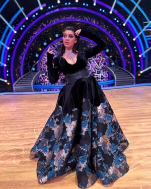 Dáša Šárközyová Instagram - 🖤 Minule DAMA, teraz DRAMA🔥.. Druhe kolo @letsdance.markiza za nami.. Uz mate svojho favorita?😉.. 
Saty: @maksstudio_pozicovnasiat 
Vizaz: @mirkabaluchova_makeup
