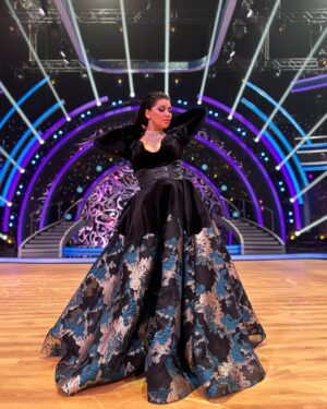 Dáša Šárközyová Instagram - 🖤 Minule DAMA, teraz DRAMA🔥.. Druhe kolo @letsdance.markiza za nami.. Uz mate svojho favorita?😉.. 
Saty: @maksstudio_pozicovnasiat 
Vizaz: @mirkabaluchova_makeup