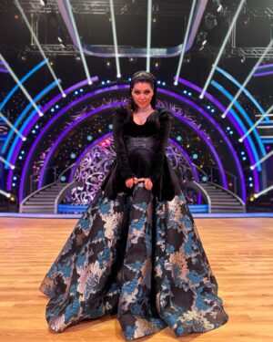 Dáša Šárközyová Instagram - 🖤 Minule DAMA, teraz DRAMA🔥.. Druhe kolo @letsdance.markiza za nami.. Uz mate svojho favorita?😉.. 
Saty: @maksstudio_pozicovnasiat 
Vizaz: @mirkabaluchova_makeup