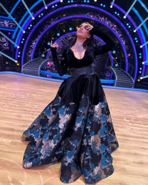 Dáša Šárközyová Instagram - 🖤 Minule DAMA, teraz DRAMA🔥.. Druhe kolo @letsdance.markiza za nami.. Uz mate svojho favorita?😉.. 
Saty: @maksstudio_pozicovnasiat 
Vizaz: @mirkabaluchova_makeup