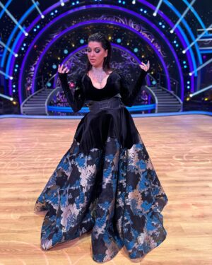 Dáša Šárközyová Instagram - 🖤 Minule DAMA, teraz DRAMA🔥.. Druhe kolo @letsdance.markiza za nami.. Uz mate svojho favorita?😉.. 
Saty: @maksstudio_pozicovnasiat 
Vizaz: @mirkabaluchova_makeup