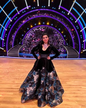Dáša Šárközyová Instagram - 🖤 Minule DAMA, teraz DRAMA🔥.. Druhe kolo @letsdance.markiza za nami.. Uz mate svojho favorita?😉.. 
Saty: @maksstudio_pozicovnasiat 
Vizaz: @mirkabaluchova_makeup