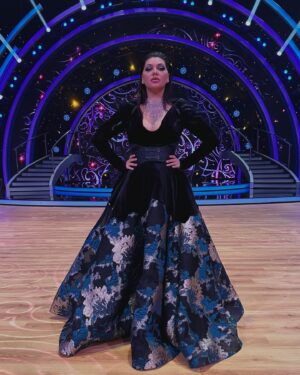 Dáša Šárközyová Instagram - 🖤 Minule DAMA, teraz DRAMA🔥.. Druhe kolo @letsdance.markiza za nami.. Uz mate svojho favorita?😉.. 
Saty: @maksstudio_pozicovnasiat 
Vizaz: @mirkabaluchova_makeup
