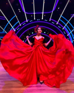 Dáša Šárközyová Instagram - 🌹 Tema tretieho kola bola MUZIKAL🔥.. Tipnete si ktory muzikal stvarnuje moj look?.. #red #dress #theatre #musical #tvmarkiza #letsdance 
👗 @maksstudio_pozicovnasiat 
💄 @mirkabaluchova_makeup