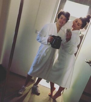 Dáša Šárközyová Instagram - ❤️ Od kanvice, cez babo, az po velkeho partaka😅🥰.. Nepytajte sa preco vznikla fotka s kanvicou-netusim😂.. @aquacitypoprad Dakujeme, ze sme si u Vas mohli oddychnut😌.. Vy viete, ze to u Vas lubime, ale tentokrat to malo uplne ine caro a musim povedat, ze pre rodiny s detmi ste idealna volba👌🏼.. “Maminka, tento vylet bol krasny..mohli by sme este prist?”🥹.. som stastna, dojata a zo srdca dakujem, ze moj syn zazil tak krasne chvile🙏.. Vidime sa zase coskoro💋.. ps: nezabudnite, ze do 30.6. mate k dispo moj zlavovy kod MAMBADASHA, s ktorym mate zlavu -15% na pobyty s polpenziou a neobmedzenym vstupom do aquaparku a wellness v hoteloch Mountain view, Seasons a Riverside.. Uzivajte!😘