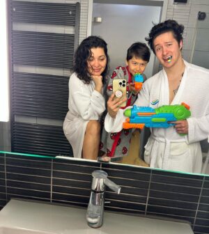 Dáša Šárközyová Instagram - ❤️ Od kanvice, cez babo, az po velkeho partaka😅🥰.. Nepytajte sa preco vznikla fotka s kanvicou-netusim😂.. @aquacitypoprad Dakujeme, ze sme si u Vas mohli oddychnut😌.. Vy viete, ze to u Vas lubime, ale tentokrat to malo uplne ine caro a musim povedat, ze pre rodiny s detmi ste idealna volba👌🏼.. “Maminka, tento vylet bol krasny..mohli by sme este prist?”🥹.. som stastna, dojata a zo srdca dakujem, ze moj syn zazil tak krasne chvile🙏.. Vidime sa zase coskoro💋.. ps: nezabudnite, ze do 30.6. mate k dispo moj zlavovy kod MAMBADASHA, s ktorym mate zlavu -15% na pobyty s polpenziou a neobmedzenym vstupom do aquaparku a wellness v hoteloch Mountain view, Seasons a Riverside.. Uzivajte!😘
