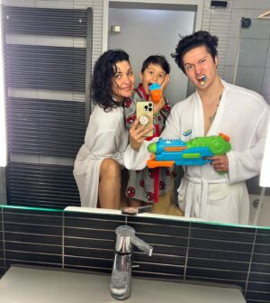 Dáša Šárközyová Instagram - ❤️ Od kanvice, cez babo, az po velkeho partaka😅🥰.. Nepytajte sa preco vznikla fotka s kanvicou-netusim😂.. @aquacitypoprad Dakujeme, ze sme si u Vas mohli oddychnut😌.. Vy viete, ze to u Vas lubime, ale tentokrat to malo uplne ine caro a musim povedat, ze pre rodiny s detmi ste idealna volba👌🏼.. “Maminka, tento vylet bol krasny..mohli by sme este prist?”🥹.. som stastna, dojata a zo srdca dakujem, ze moj syn zazil tak krasne chvile🙏.. Vidime sa zase coskoro💋.. ps: nezabudnite, ze do 30.6. mate k dispo moj zlavovy kod MAMBADASHA, s ktorym mate zlavu -15% na pobyty s polpenziou a neobmedzenym vstupom do aquaparku a wellness v hoteloch Mountain view, Seasons a Riverside.. Uzivajte!😘