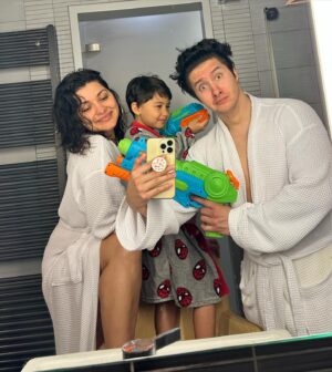 Dáša Šárközyová Instagram - ❤️ Od kanvice, cez babo, az po velkeho partaka😅🥰.. Nepytajte sa preco vznikla fotka s kanvicou-netusim😂.. @aquacitypoprad Dakujeme, ze sme si u Vas mohli oddychnut😌.. Vy viete, ze to u Vas lubime, ale tentokrat to malo uplne ine caro a musim povedat, ze pre rodiny s detmi ste idealna volba👌🏼.. “Maminka, tento vylet bol krasny..mohli by sme este prist?”🥹.. som stastna, dojata a zo srdca dakujem, ze moj syn zazil tak krasne chvile🙏.. Vidime sa zase coskoro💋.. ps: nezabudnite, ze do 30.6. mate k dispo moj zlavovy kod MAMBADASHA, s ktorym mate zlavu -15% na pobyty s polpenziou a neobmedzenym vstupom do aquaparku a wellness v hoteloch Mountain view, Seasons a Riverside.. Uzivajte!😘
