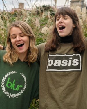 Dasha Nekrasova Instagram - @madelimequinn and I channeling Liam Gallagher and Damon Albarn’s 1996 charity football match for @vice 🏴󠁧󠁢󠁥󠁮󠁧󠁿 interview with @deepermovies 
📸 by @donstahl styling @kirk_millar set/props by @winter_classic_