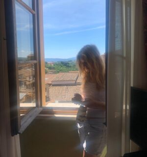 Dasha Nekrasova Instagram - 🇮🇹 Italia ❤️ 
what a finale to an incredible season 3 of @succession so proud of everyone for all the stellar work that goes into this show and so grateful to have been a part and to have met so many talented brilliant people 🥲🤍