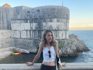 Dasha Nekrasova Instagram - 🇭🇷 ❣️ special thanks to @sleepsplit for the lovely accommodations and to all my Croatian friends for taking such good care of me and @judeolatinx 🐾🦐👙🐸