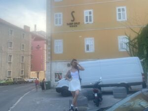 Dasha Nekrasova Instagram - 🇭🇷 ❣️ special thanks to @sleepsplit for the lovely accommodations and to all my Croatian friends for taking such good care of me and @judeolatinx 🐾🦐👙🐸