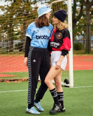 Dasha Nekrasova Instagram - @madelimequinn and I channeling Liam Gallagher and Damon Albarn’s 1996 charity football match for @vice 🏴󠁧󠁢󠁥󠁮󠁧󠁿 interview with @deepermovies 
📸 by @donstahl styling @kirk_millar set/props by @winter_classic_