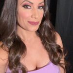 Dasha Kuret Gonzalez Instagram - Oh what a night!!! Tonight’s fit for #AEWWrestleDream in #Seattle #WA Did y’all enjoy the show??? @aewglam 💄: @joannadeemakeup 💁🏽‍♀️: @dear.salem @aew @aew_heels @climatepledgearena @aewontv #announcer Also big shout out to @daingersnake for coming in clutch and hemming my little flowy side train 😝 Bc of him I’m not on a tripping blooper reel 😏🤓🤘🏽
