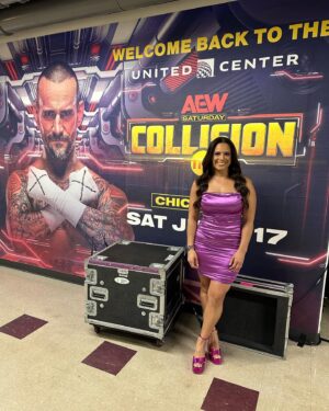 Dasha Kuret Gonzalez Instagram - Last Saturday night live from the @unitedcenter in Chicago, IL!!! What an honor!!! 😃🤗💃🏽😇🙏🏽 I’ve worked 9 hard years in the wrestling industry to get to where I’m at and on my almost 4 year anniversary with @aew I was blessed with the task of announcing the first #AEWCollision episode. I was fortunate enough to announce the 1st ever episode of #AEWRampage live from Pittsburgh, PA, but this one just hits a little different because you’ll get to see and hear me on TNT as the official ring announcer this time around.
💃🏽🥳😃 

Thank you @aewglam @dolledupbydani for this beautiful look!!! Shout out to @ontheairalex for snapping 📸 the last photo for me!!! 😃🫶🏽 #wrestling #MasDasha