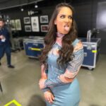Dasha Kuret Gonzalez Instagram - Probably my favorite picture of the night! #AEW #MasDasha #Wrestling #Announcer 💄: @aewglam @marandanrenea