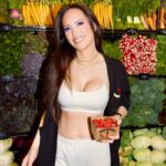 Davina Portratz Instagram - Can’t decide what to eat? Steal my meal ideas! Join me on a typical day for diet inspo. I like to keep it high protein, low sugar and delicious. Your most requested video is finally here. Let me know how you like this video and what your favorite foods are! 🍓🥗😋