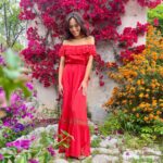 Davina Portratz Instagram - Hi sweethearts, I wanted to share one more pic from my trip to Spain. What are your plans this weekend? I hope you get serious about having some fun! Let me know in the comments ⬇️💃🏻🌺