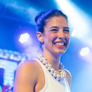 Dawn Lanny-Gabay Instagram - תמונות למזכרת מהפעם הראשונה שהתמודדתי עם השד הכי גדול שלי בעבודה. 
שירה בלייב. 
כמה דברים הפלתי לאורך השנים כי התפקיד דורש שירה, ואז בגיל 37 הגיע עודד פז, שכ״כ רציתי כבר להופיע איתו, בחר דווקא את השיר עם הסולמות הכי קשים😅(ראש בראש) 
לקח אותי ליטרלי יד ביד לאולפן לעשות חזרות, ועזר לי להתמודד עם מה שכ״כ פחדתי ממנו
ספוילר: עשיתי את זה. שרתי לייב ואפילו נהנתי. 
בזכות הקהל המטורף, בזכות עודד, בזכות הלהקה, בזכות טל הפרטנר הנצחי שלי, ובזכותי כמובן.

קפטן, אתה יכול לדבר איתי לקראת המחזמר הבא…

📸 @yairabelson
