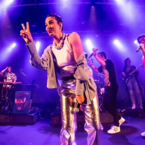 Dawn Lanny-Gabay Instagram - תמונות למזכרת מהפעם הראשונה שהתמודדתי עם השד הכי גדול שלי בעבודה. 
שירה בלייב. 
כמה דברים הפלתי לאורך השנים כי התפקיד דורש שירה, ואז בגיל 37 הגיע עודד פז, שכ״כ רציתי כבר להופיע איתו, בחר דווקא את השיר עם הסולמות הכי קשים😅(ראש בראש) 
לקח אותי ליטרלי יד ביד לאולפן לעשות חזרות, ועזר לי להתמודד עם מה שכ״כ פחדתי ממנו
ספוילר: עשיתי את זה. שרתי לייב ואפילו נהנתי. 
בזכות הקהל המטורף, בזכות עודד, בזכות הלהקה, בזכות טל הפרטנר הנצחי שלי, ובזכותי כמובן.

קפטן, אתה יכול לדבר איתי לקראת המחזמר הבא…

📸 @yairabelson