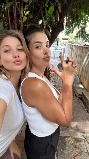 Dawn Lanny-Gabay Instagram - מוכר למישהו? 👧🏻👧🏼😈😇