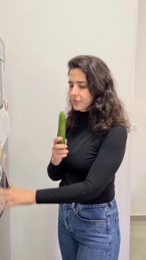 Dawn Lanny-Gabay Instagram - נשבעת שאני מנסה לרוב לאכול בריא
לפעמים אני נופלת
ליטרלי