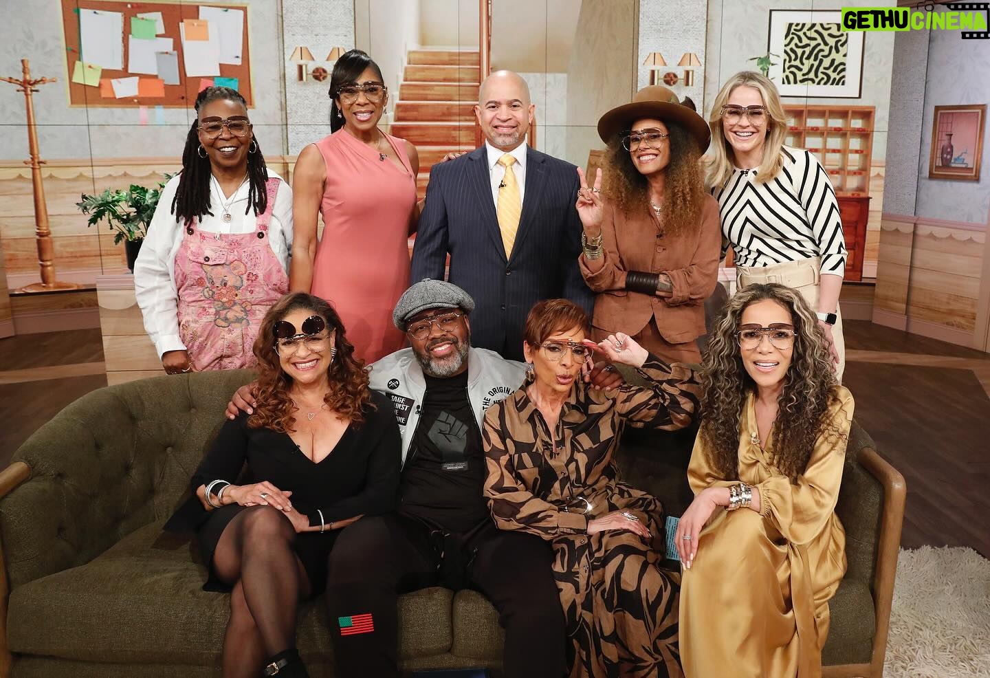 Dawnn Lewis Instagram - ‘A Different World’ takes over ‘The View’!✨Thanks to @iamjasmineguy, @kadeem_hardison, @dawnn_lewis, @IAmCreeSummer, @DarrylMBell and @therealdebbieallen for reuniting on our stage — tap the link in bio to watch them look back on the impact of the iconic sitcom 37 years later! 📸: @rkoradioman