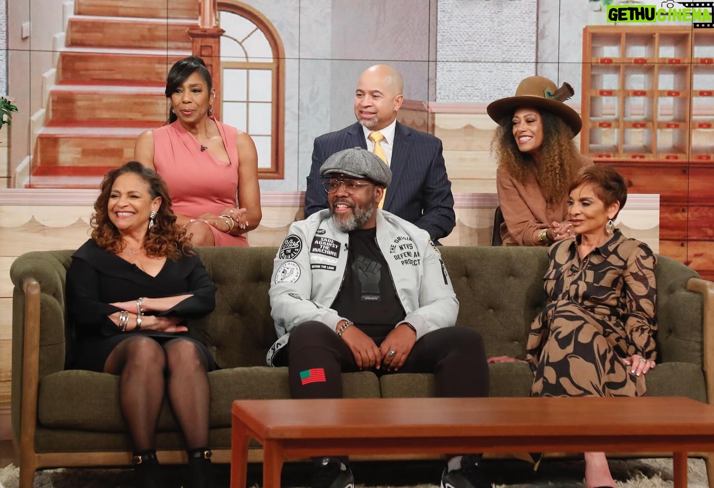 Dawnn Lewis Instagram - ‘A Different World’ takes over ‘The View’!✨Thanks to @iamjasmineguy, @kadeem_hardison, @dawnn_lewis, @IAmCreeSummer, @DarrylMBell and @therealdebbieallen for reuniting on our stage — tap the link in bio to watch them look back on the impact of the iconic sitcom 37 years later! 📸: @rkoradioman