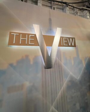Dawnn Lewis Instagram - Sooo excited that the ADW Cast is on @TheViewABC tomorrow 4/17! @WhoopiGoldberg and I have been friends for years, but it’s my first time doing the show. We were also joined by @TheRealDebbieAllen! 
Please check us out. Let’s all have a great time!!!

I got to chat with my dear friend Wayne Brady (@MrBradyBaby)! So excited for him and the cast of @TheWizBway! As it returns to Broadway! 

Thanks so much to my amazing cousin Lisa Jones (@jonesforbeauty) for doing my makeup and Tom Ngwenya for my fab ponytail hairdo!! 

Makeup: Lisa Jones
Hair: Tom Ngwenya

@adwtourexp 
@iamjasmineguy 
@iamcreesummer 
@darrylmbell 
@kadeemhardison 
@joyvbehar 
@sarahaines 
@ananavarofl
Alyssa Farah
Sunny Hostin

#EnjoyTheView #TheView #ABCNetwork #WhoopiGoldberg #ADWTour #ADifferentWorldTour #ADifferentWorld #SupportHBCUs #HBCUTour #HBCU #HBCUsMatter #DawnnLewis #ADWReunion
