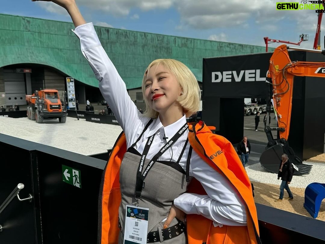 Dayoung Instagram - Mes souvenirs fiers avec Develon et chez Intermat✌️🧡 Adorable Paris! Salut! Porte-toi bien! 👋 Je reviendrai! Merci beaucoup😊