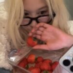 Dayoung Instagram - 딸기랑 초콜렛은 최고의 휴일이지!🍓🍫